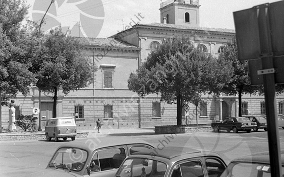 Piazza Fabbri con vista Biblioteca Malatestiana Pulmino Martini auto parcheggiate Piazza bufalini biblioteca malatestiana
