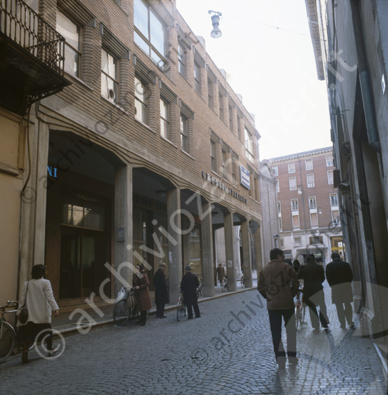 Facciata esterna del palazzo del Credito Italiano vista dal Corso Sozzi Pedoni passeggiare bicicletta