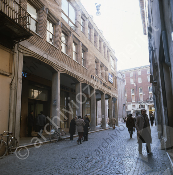 Facciata esterna del palazzo del Credito Italiano vista dal Corso Sozzi Pedoni passeggiare bicicletta