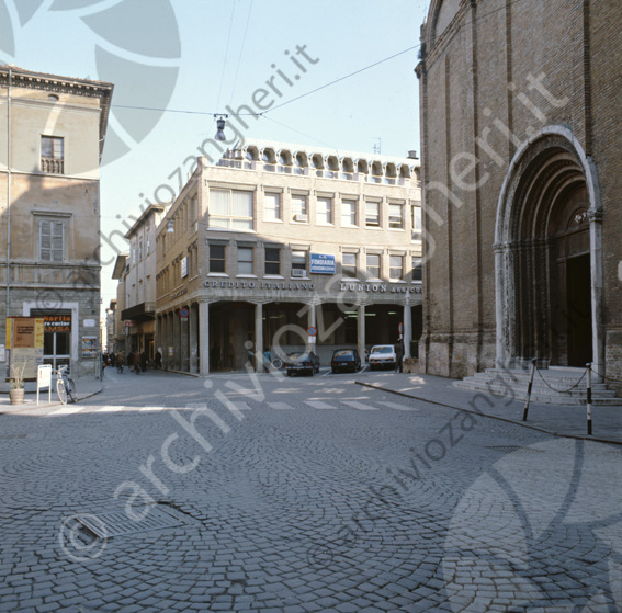 Piazza pia con vista Duomo e palazzo del Credito Italiano La fondiaria assicurazioni