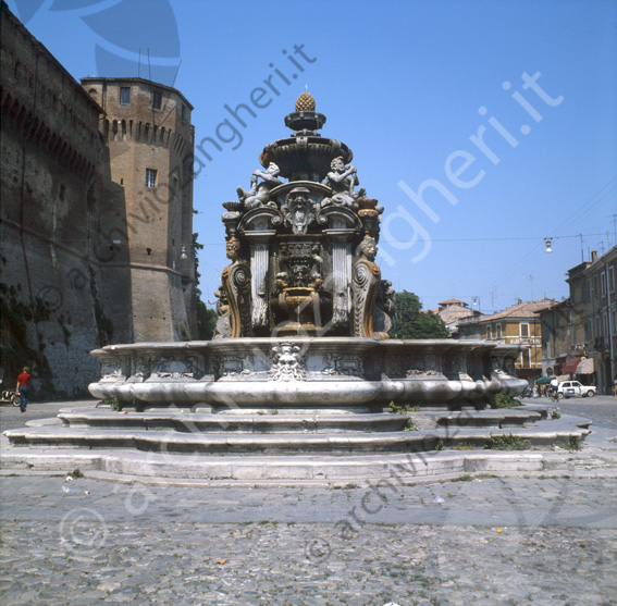 Fontana Masini Piazza del Popolo Rocchetta albergo cappello scalini