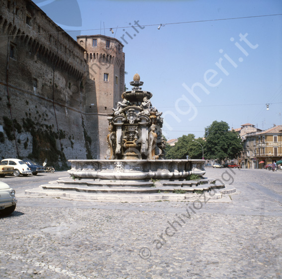 Fontana Masini Piazza del Popolo Rocchetta albergo cappello scalini auto