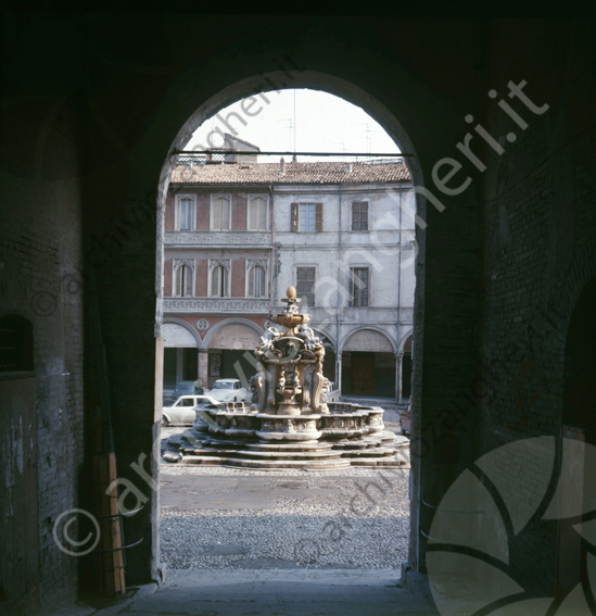 Fontana Masini dalle scalette del Comune Portico piazza del popolo auto