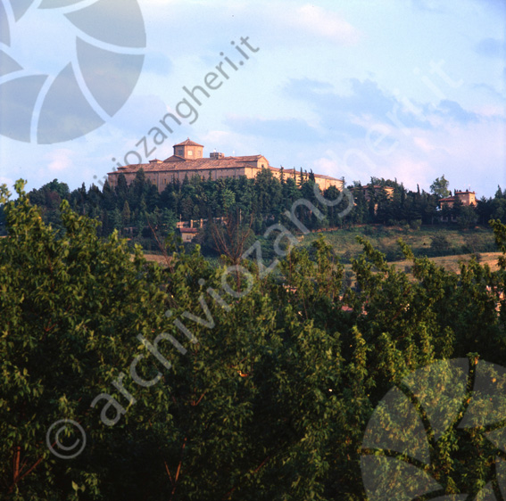 Veduta panoramica della Basilica di S.Maria del Monte Chiesa collina alberi