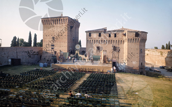 Rocca Malatestiana allestimento spettacolo all'aperto Prato interno sedie spettacolo prove torrione palco platea