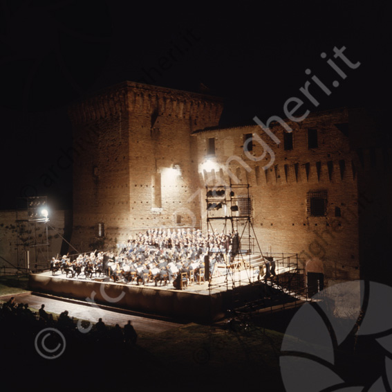 Rocca Malatestiana Concerto serale all'aperto Musicisti direttore notturno spettatori pubblico platea torrione palco