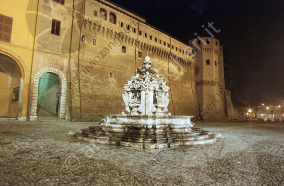 Fontana Masini notturna con mura Rocca e ingresso scalette Rocchetta ingresso scalette Piazza del popolo