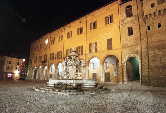 Fontana Masini e palazzo Albornoz (Comunale) Albero di Natale palazzo del Comune Albornoz ingresso scalette e portici