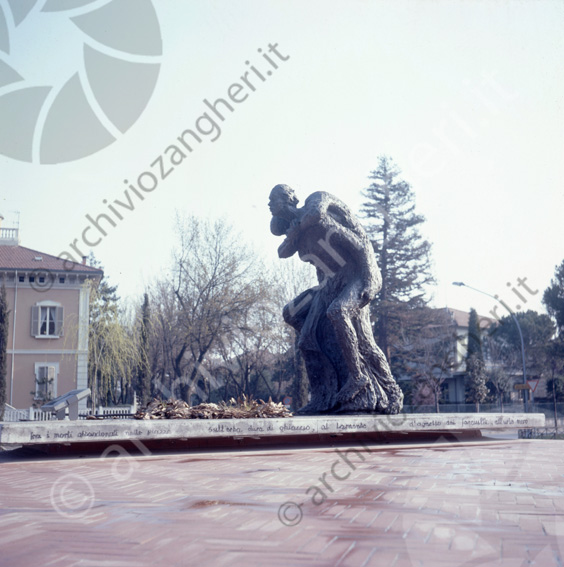 Monumento ai caduti Ilario Fioravanti statua scultura