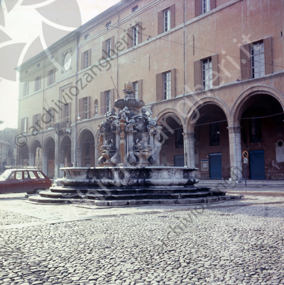 Fontana Masini e palazzo Albornoz (comunale) Palazzo del Comune Portici