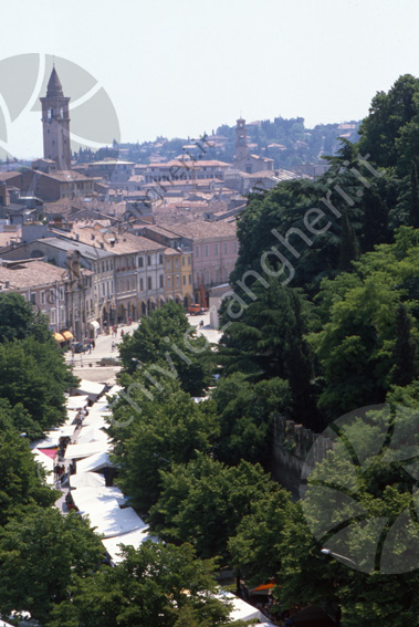 Vista panoramica dal campanile di S.Domenico Mercato in viale Mazzoni Mercato ambulante Banchette bancarelle tende bianche veduta panorama