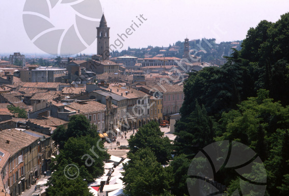 Vista dal campanile di S.Domenico Panoramica di Cesena con Viale Mazzoni e piazza del Popolo Mercato ambulante Banchette bancarelle tende bianche veduta panorama