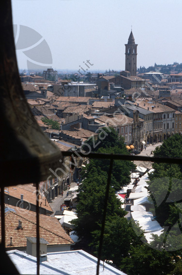 Vista dal campanile di S.Domenico Panoramica di Cesena con Viale Mazzoni Mercato ambulante Banchette bancarelle tende bianche veduta panorama campana ringhiera ma la vostra
