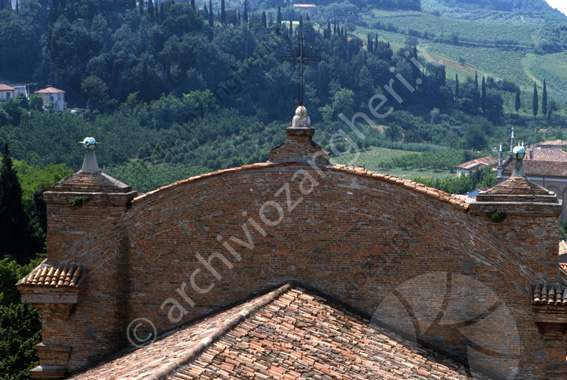 Vista dal campanile di S.Domenico Facciata Chiesa da dietro Colline alberi