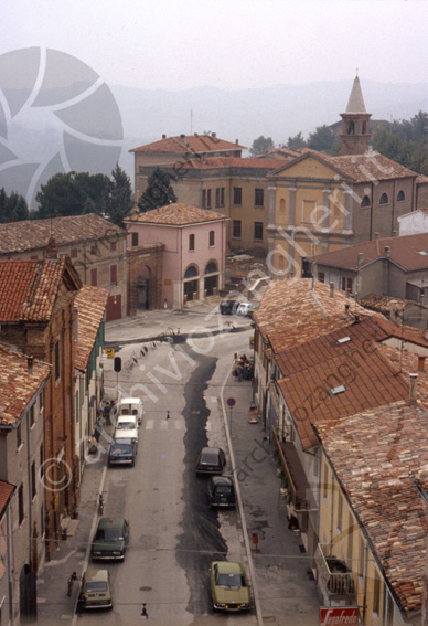 Montiano Via C. Battisti e Piazza Giuseppe Garibaldi (vista dalla torre) Strada chiesa arco auto parcheggiate