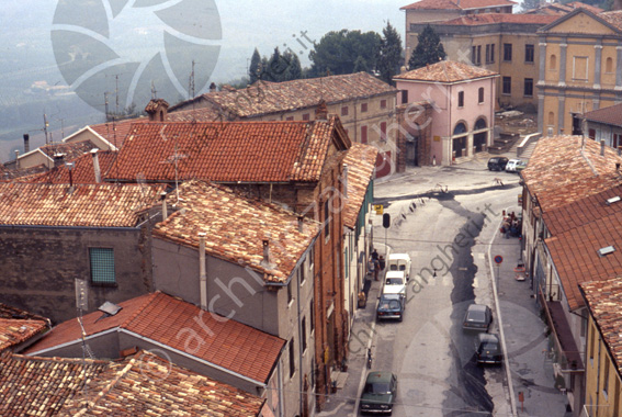 Montiano Via C. Battisti e Piazza Giuseppe Garibaldi (vista dalla torre) Strada chiesa arco auto parcheggiate