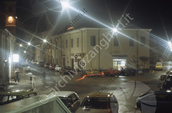 Montiano Piazza Giuseppe Garibaldi (notturna) Strada bivio auto parcheggiate negozi vetrina