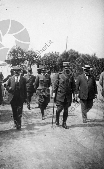 Ubaldo Comandini e Federico a Joanniz dal generale Fara Camminare passeggiare soldati militari