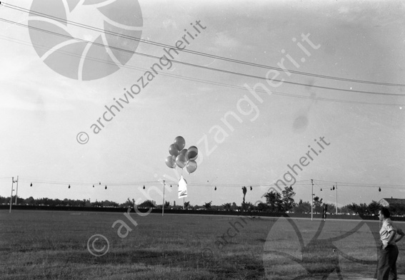 Corse a trotto diurne all'ippodromo di Cesena palloncini pubblicitari Prato volare