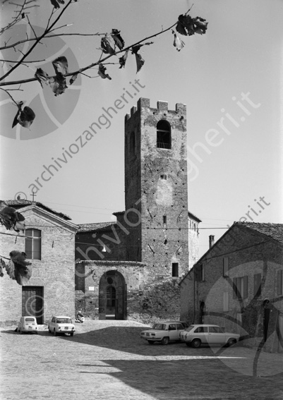 Piazzetta Castello di Longiano Auto parcheggiata chiesa chiesetta cancello torre
