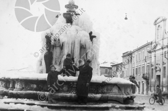 Bambini e Fontana Masini ghiacciata (x Landi) Ghiaccio bambini stalattiti