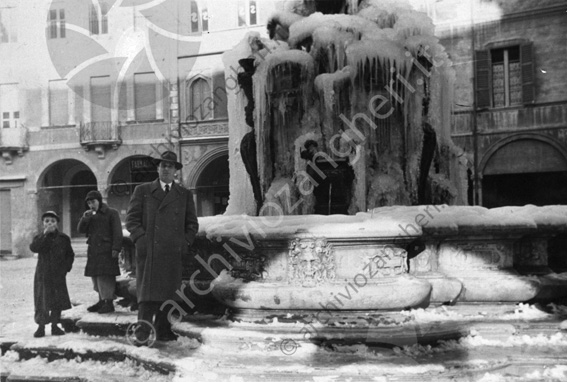 Gruppo con fontana Masini ghiacciata (Ripr. x Riguzzi 1967) Ghiaccio bambini stalattiti