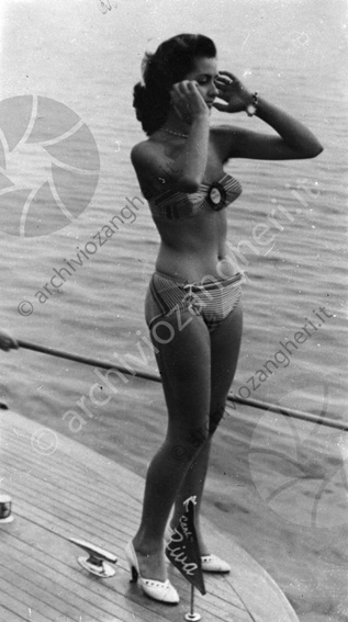 Miss Romagna in barca 1953 Bella ragazza in costume da bagno barca
