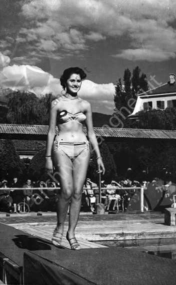 Miss Romagna in passerella 1953 Bella ragazza in costume da bagno passerella spettatori pubblico