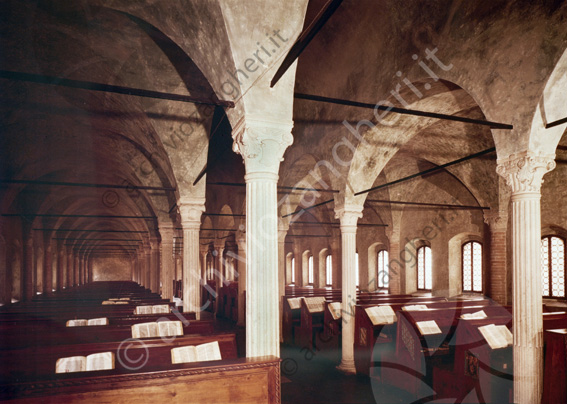 Biblioteca Malatestiana Aula del Nuti ripresa laterale (ripr. 79) Colonne capitelli navate panche di legno stemmi volumi incunaboli
