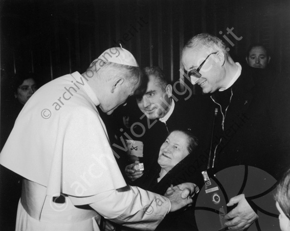 Papa Giovanni Paolo II incontra un'anziana (Ripr. x corriere Cesenate 1979) Signora prete sacerdote