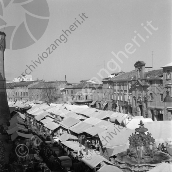 Piazza del popolo con mercato degli ambulanti vista dal Comune Banchette bancarelle automobili fontana Masini commercianti ambulanti