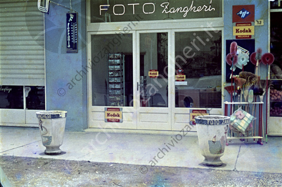 Negozio foto Zangheri a Milano Marittima Vetrina Kodak vasi Ferragni termometro 12 cartoline