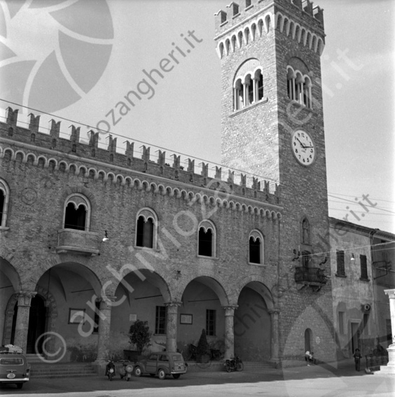 Palazzo del Comune di Bertinoro con Torre Auto e motori parcheggiati torre dell'orologio municipio portici piazza