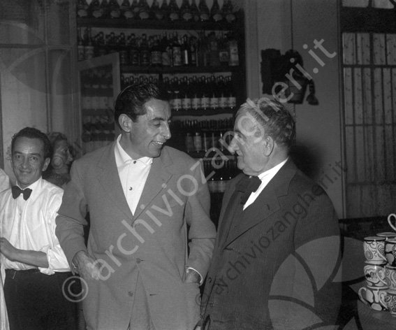 Fausto Coppi e il Sig. Casali presso l'omonimo ristorante Ciclista ristoratore Aldo bottiglie cameriere