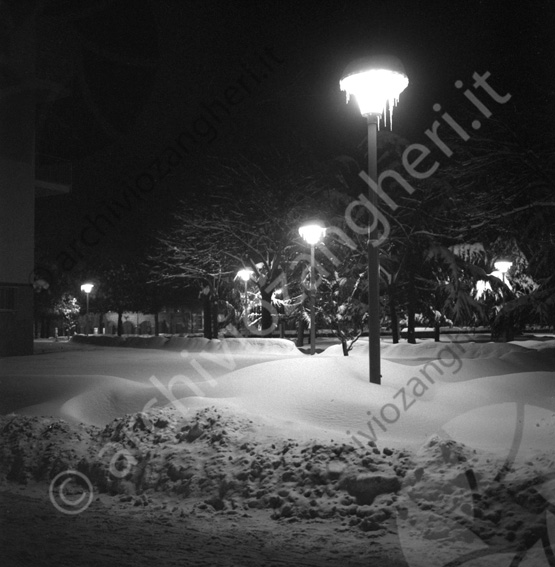 Giardini pubblici con la neve Neve stalattiti di ghiaccio giardino innevato lampioni