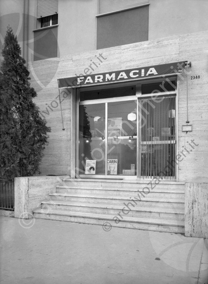Farmacia Vetrina negozio scalini