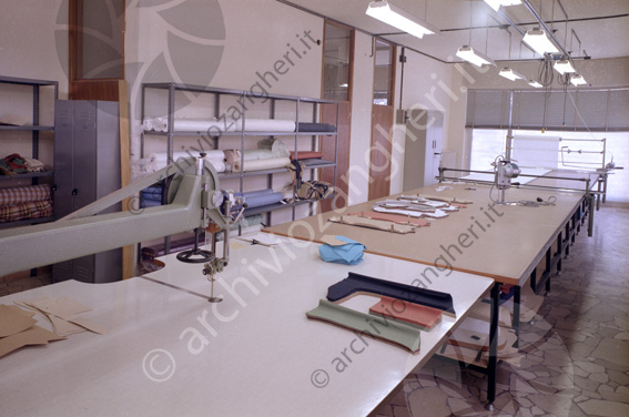 Romagna confezioni Tavoli da lavoro macchine per la sartoria scaffali scansie con rotoli di stoffa