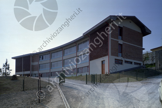 Scuola Primaria Salvo D'Acquisto Edificio scolastico struttura ad arco vetrate