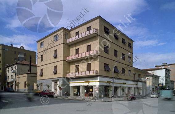 Palazzo Alvisi Via Cesare Battisti angolo Via Rosselli supermercato Coop firs assicurazioni vetrina negozio alimentari incrocio