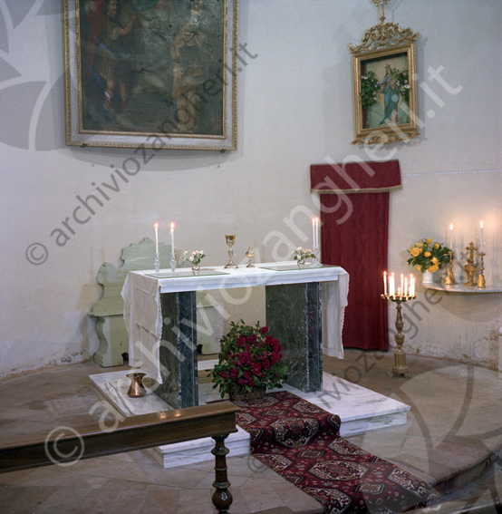 Chiesa di Celincordia interno altare quadro tappeto candele