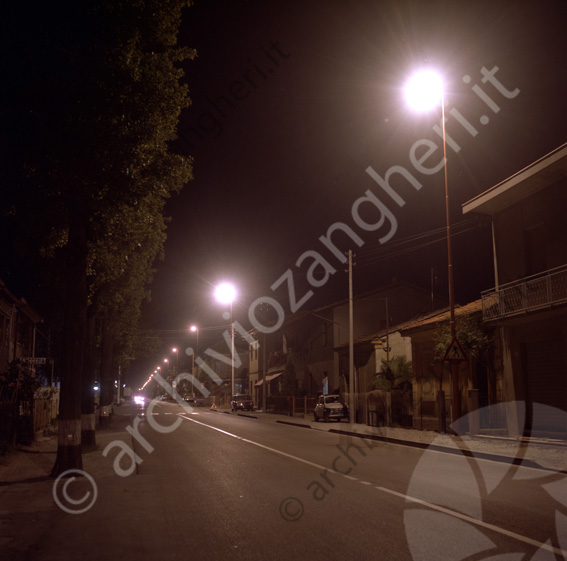 Via Cervese Villa Chiaviche Illuminazione stradale case auto terrazza strada lampione notturna