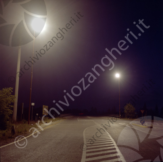 Bivio viadotto Kennedy Illuminazione stradale Cesena strada lampione cartello casali notturna