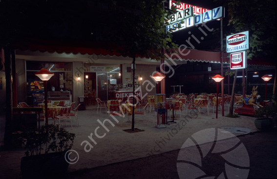 Bar Holiday Valverde di Cesenatico caffè boschetti sedie tavoli lampione distributori giochi caramelle gelateria asinello