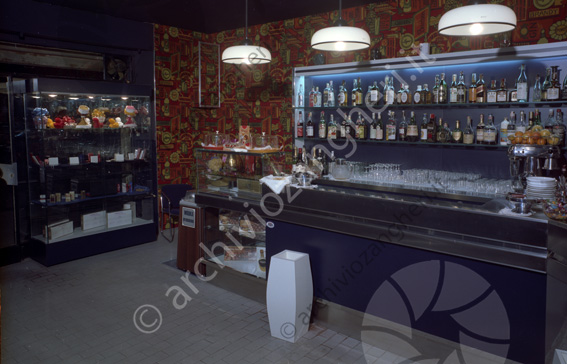 Bar tabaccheria Ravenna interno  bancone cestino bottiglie bicchieri lampadario vetrinetta