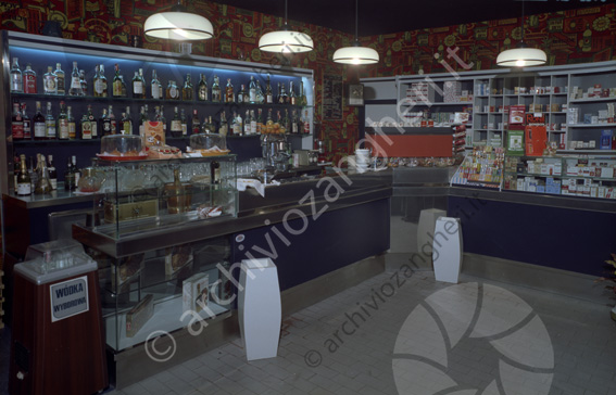 Bar tabaccheria Ravenna interno  bancone cestino bottiglie bicchieri lampadario macchina del caffè wodka wyborowa sigarette