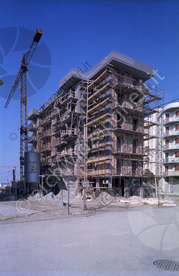 Cantiere edificio in costruzione Lido Adriano edile gru