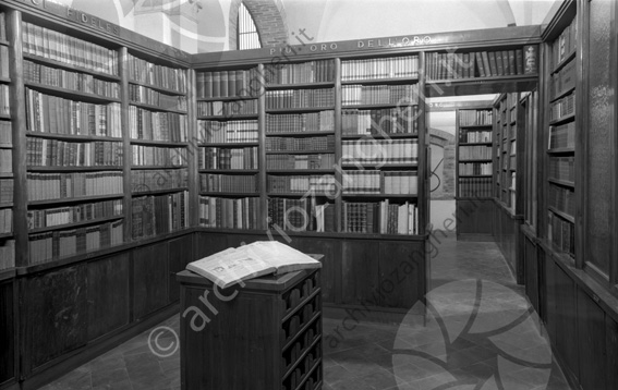 Biblioteca Malatestiana Biblioteca Comandini Libro libri scansie scaffali volumi collezione libraria armadi teche