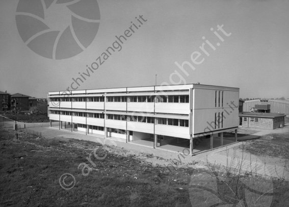 Scuola Media Statale N.7 A.Vicini Scuole medie ippodromo Edificio scolastico portico giardino piscina comunale finestra Scuole medie ippodromo