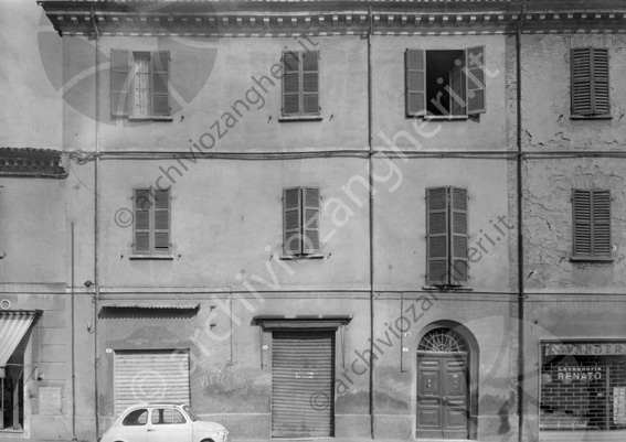Casa in Via Cavour palazzo finestre auto 500 lavanderia renato