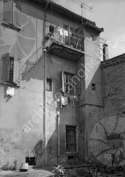 Casa Via Cavour retro panni stesi terrazza corte interna antenna 